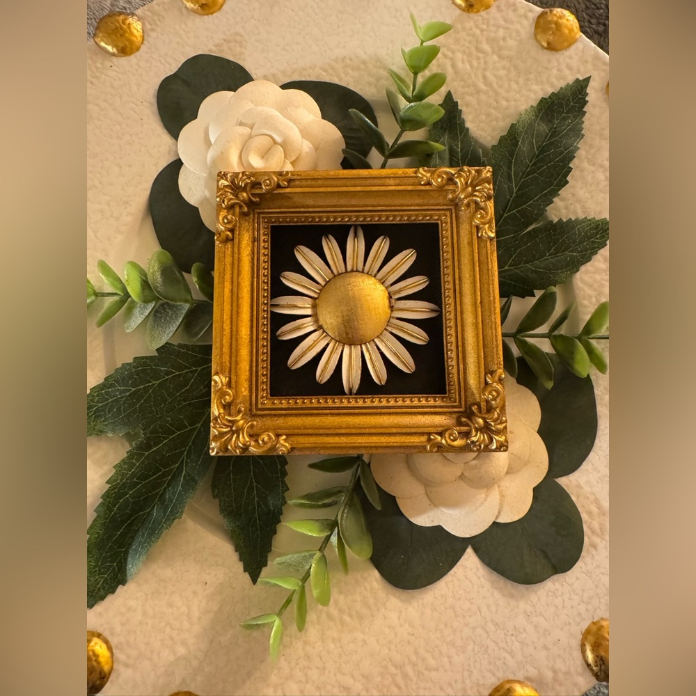 Vintage Daisy Brooch - Picture 4 of 14